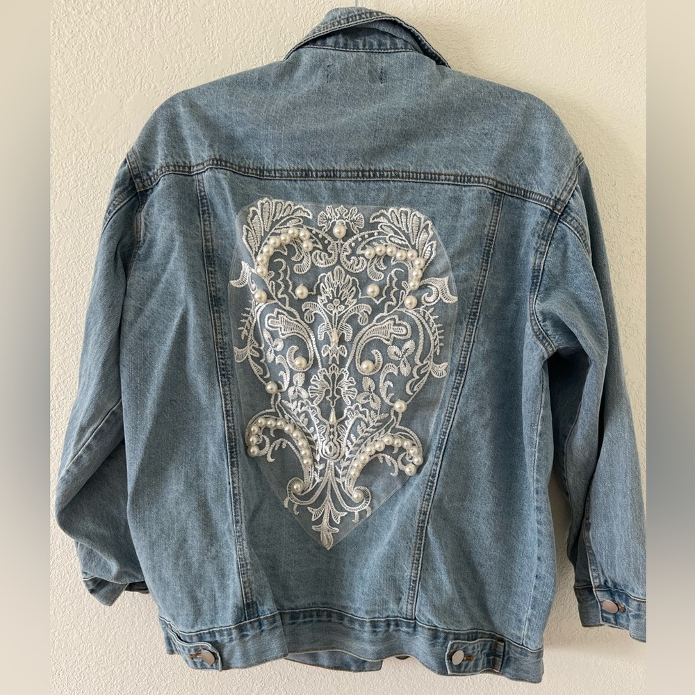 💎 3/$15 Women’s Forever 21 Jean jacket with design, Medium